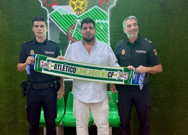 El Atlético Sanluqueño CF y la Policía Nacional refuerzan su colaboración en beneficio del club y de su afición