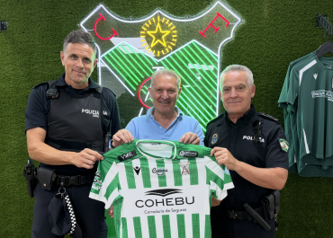 El Atlético Sanluqueño CF refuerza su colaboración con la Policía Local de Sanlúcar
