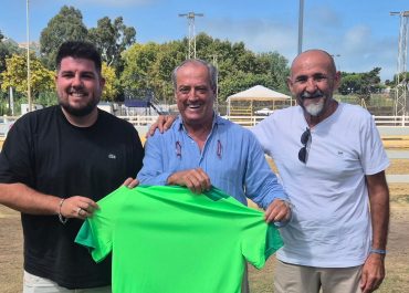 El Atlético Sanluqueño CF y las Carreras de Caballos de Sanlúcar renuevan una alianza que proyecta la imagen de la ciudad